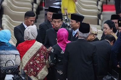 Presiden Joko Widodo bersama Presiden terpilih yang juga Menteri Pertahanan Prabowo Subianto dan Ketua DPR RI Puan Maharani menyalami Anggota DPR dalam Sidang Tahunan MPR RI di Gedung Nusantara, Kompleks Parlemen, Senayan, Jakarta, 16 Agustus 2024. TEMPO/M Taufan Rengganis