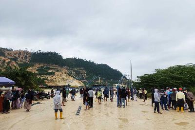 Warga Desa Tondo, Topogaro, dan Ambunu, Kecamatan Bungku Barat, Kabupaten Morowali, beramai-ramai memblokade jalan tani masyarakat yang digunakan sepihak oleh industri smelter Indonesia Huabao Industrial Park (IHIP), 11 Juni 2024. Istimewa