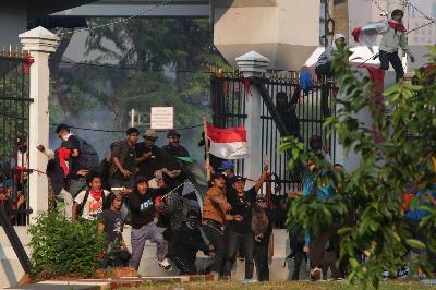 Aksi menolak revisi RUU Pilkada dengan menjebol jeruji pagar di gedung DPR RI, Jakarta, 22 Agustus 2024. TEMPO/Subekti.