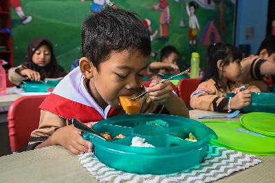 Siswa menyantap makanan saat mengikuti uji coba pelaksanaan program makan bergizi gratis di SDN 4 Tangerang, Kota Tangerang, Banten, 5 Agustus 2024. ANTARA/Galih Pradipta