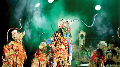 Wayang Wong Tejakula dalam pentas  Maha Wasundari, ketika pembukaan festival Indonesia Bertutur 2024 di Gianyar, Bali, 7 Agustus 2024/ANTARA/Fikri Yusuf