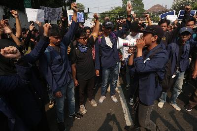 Ratusan mahasiswa sejumlah kampus melakukan aksi lanjutan Kawal Putusan MK dan menolak pengesahan revisi UU Pilkada di Gedung Komisi Pemilihan Umum (KPU), Jakarta, 23 Agustus 2024. TEMPO/Subekti
