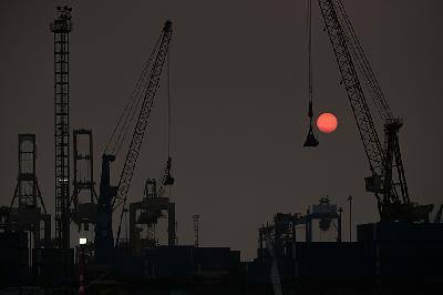 Suasana bongkar muat peti kemas di Pelabuhan Jakarta International Container Terminal (JICT), Tanjung Priok, Jakarta, 23 Agustus 2024. ANTARA/Fauzan