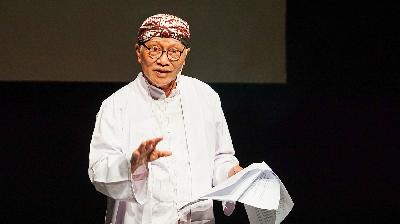 Landung Simatupang menampilkan pentas ceramah berjudul 50 Tahun Seni Peran di Jalur Olahraga Kesehatan di Teater Salihara, Jakarta, 13 Agustus 2024. Tempo/Ilham Balindra