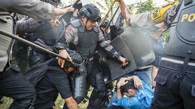 Sejumlah aparat mengerubuni pengunjuk rasa yang masuk ke dalam kompleks Parlemen, Senayan, Jakarta, 22 Agustsu 2024. Antara/Fauzan