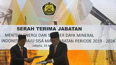 Serah terima jabatan Menteri Energi dan Sumber Daya Mineral (ESDM) Bahlil Lahadalia (kiri) dan Arifin Tasrif di Kementerian ESDM, Jakarta, 19 Agustus 2024. Tempo/Tony Hartawan