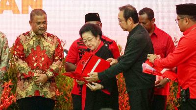 Ketua Umum PDIP Megawati Soekarnoputri memberikan penyerahan berkas persetujuan kepada calon kepala daerah dan wakil kepala daerah, di Jakarta, 22 Agustus 2024. Tempo/Ilham Balindra.