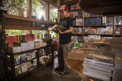 Sejarawan dan pemilik penerbitan Komunitas Bambu (Kobam), JJ Rizal, membuka buku "Mustikarasa" di Komunitas Bambu, Beji, Kota Depok, Jawa Barat, 23 Agustus 2024. TEMPO/ Nita Dian
