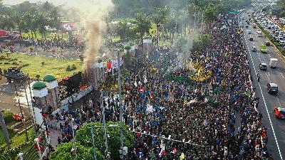 The protest against the revision of the Regional Head Election Law in front of the House of Representatives in Jakarta, August 22. The demonstration is part of Indonesia’s viral “Emergency Alert” movement on social media following the House’s maneuver to ignore the Constitutional Court’s decision.
ANTARA/Galih Pradipta
