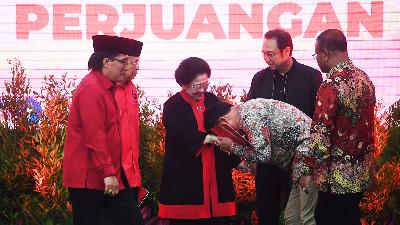 PDI-P Chairperson Megawati Soekarnoputri (center), accompanied by Central Executive Board Chair Prananda Prabowo (second from right), shakes hands with several prospective gubernatorial and vice-gubernatorial candidates who will be endorsed by the party in the 2024 simultaneous regional head elections, in Jakarta, August 22.
ANTARA/Akbar Nugroho Gumay
