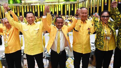 Bahlil Lahadalia (center), General Chair of the Golkar Party for the 2024-2029 period, raises his hand together with acting Golkar Party Chair Agus Gumiwang Kartasasmita (second from right), Chair of the XI National Congress Bambang Soesatyo (second from left), and Congress Chair Sari Yuliati (right), during the National Leadership Meeting and the XI National Congress of the Golkar Party 2024 in Jakarta, August 21.
ANTARA/Akbar Nugroho Gumay
