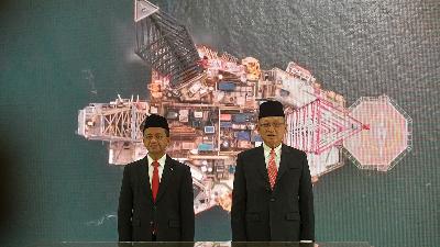 Minister of Energy and Mineral Resources Bahlil Lahadalia (left) is accompanied by former Minister of Energy and Mineral Resources Arifin Tasrif during a handover ceremony at the Ministry of Energy and Mineral Resources, Jakarta, August 19.
TEMPO/Tony Hartawan
