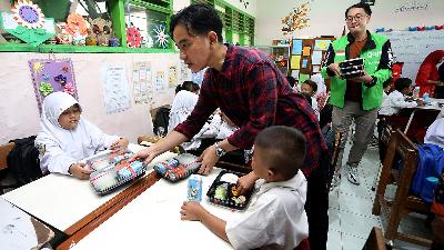 Vice President-elect Gibran Rakabuming Raka (center) distributes food packages while inspecting a trial of the free nutritious meal program at Klampis Ngasem 3 State Primary School, Surabaya, East Java, August 1. The trial of the free nutritious meal program, funded by the CSR budget of the private company Gojek Indonesia, is part of efforts to reduce malnutrition and prepare Indonesia’s golden generation.
ANTARA/Moch Asim
