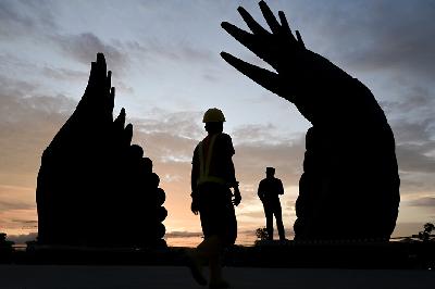 Sejumlah pekerja bangunan berjalan di Taman Kusuma Bangsa, Ibu Kota Nusantara (IKN), Penajam Paser Utara, Kalimantan Timur, 14 Agustus 2024. ANTARA/Fauzan