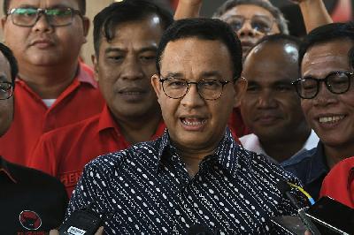 Anies Baswedan memberikan keterangan kepada wartawan usai menggelar pertemuan tertutup di kantor DPD PDIP, di Cakung,Jakarta Timur, 24 Agustus 2024. ANTARA/Fakhri Hermansyah