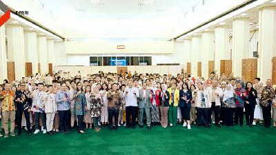 Foto bersama para mahasiswa yang mengikuti program Magang di Rumah Rayat di DPR, Jakarta, Jumat 22 Desember 2023. Kelompok ke-3 progam ini, DPR bekerjasama dengan Kemendikbudristek.