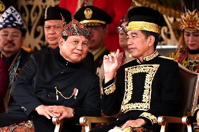 Presiden Joko Widodo berbincang dengan Presiden terpilih yang juga Menteri Pertahanan Prabowo Subianto dalam upacara Peringatan Detik-detik Proklamasi Kemerdekaan Republik Indonesia di lapangan upacara Istana Negara Ibu Kota Nusantara (IKN), Penajam Paser Utara, Kalimantan Timur, 17 Agustus 2024. ANTARA/Hafidz Mubarak A