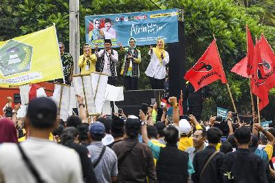 Pasangan bakal calon Gubernur dan Wakil Gubernur Banten Airin Rachmi Diany dan Ade Sumardi menyapa pendukung usai pendaftaran sebagai peserta Pilgub Banten di Kantor KPU Provinsi Banten, Kota Serang, Banten, 28 Agustus 2024. ANTARA/Galih Pradipta