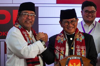 Pasangan bakal calon Gubernur dan Wakil Gubernur DKI Jakarta Pramono Anung dan Rano Karno saat mendaftarkan diri sebagai peserta Pilgub DKI Jakarta 2024 di Kantor KPU DKI Jakarta, 28 Agustus 2024. TEMPO/Martin Yogi Pardamean