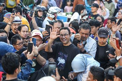 Mantan Gubernur DKI Jakarta Anies Baswedan (tengah) menyapa warga saat Hari Bebas Kendaraan Bermotor di Jl. Jend. Sudirman, Jakarta, 4 Agustus 2024. ANTARA/Asprilla Dwi Adha