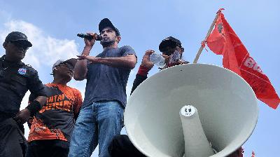 Aktor Reza Rahadian di atas mobil komando ikut demonstrasi  di depan Gedung DPR, Senayan, 22 Agustus  2024. Tempo/Mochamad Firly Fajrian.