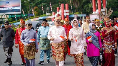 PJ. Gubernur Kalimantan Barat, dr. Harisson, bersama warga Pontianak, berpartisipasi dalam parade Karnaval Gemilang Budaya Khatulistiwa 2024, Ahad, 11 Agustus 2024. parade ini di mulai dari dari Kantor Gubernur Kalimantan Barat menuju Museum Kalimantan Barat. Dok. Pemrov Kalimatan Barat