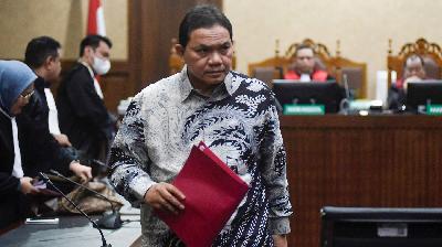 Achsanul Qosasi, mengikuti sidang pembacaan surat dakwaan, di Pengadilan Tindak Pidana Korupsi, Jakarta, Maret 2024. Tempo/Imam Sukamto