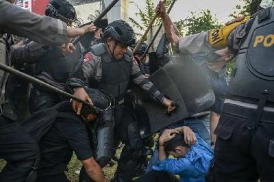 Aparat mengamankan pengunjuk rasa yang masuk ke dalam kompleks Parlemen, Senayan, Jakarta, 22 Agustus 2024. ANTARA/ Fauzan
