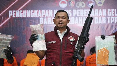 Direktur Tindak Pidana Narkoba Bareskrim Polri Brigjen Pol Mukti Juharsa menunjukkan barang bukti dalam konferensi pers pengungkapan kasus narkoba jaringan internasional di Bareskrim Polri, Jakarta, 22 Juli 2024/Antara/Reno Esnir