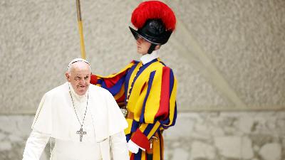 Paus Fransiskus Pope Francis tiba untuk menghadiri pertemuan minggguan di Paul VI, Vatican, 21 Agustus 2024. Reuters/Yara Nardi