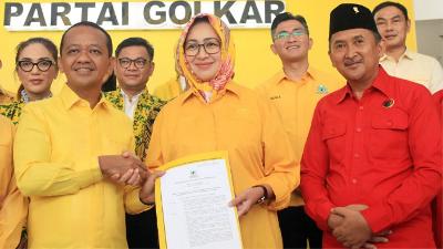 Ketua Umum Partai Golkar Bahlil Lahadalia menyerahkan rekomendasi kepada calon Gubernur Banten dan Wkil Gubernur Banten, Airin Rachmi Diany dan Ade Sumardi, di Jakarta, 27 Agusuts 2024. Antara/Reno Esnir