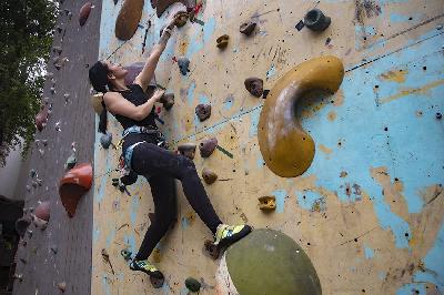 Peserta Jakarta Climbers berpose usai melakukan panjat dinding di Plaza Festival, Kuningan, Jakarta. TEMPO/ Nita Dian
