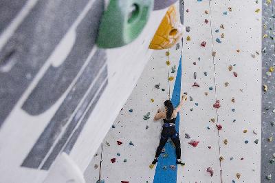 Pengunjung, Elen, berlatih panjat dinding di Bremgra Indoor Climbing Gym, Serpong, Tangerang Selatan. TEMPO/Nita Dian