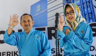 Bakal calon Gubernur dan Wakil Gubernur Banten Airin Rachmi Diany (kanan) dan Ade Sumardi melambaikan tangan sebelum menjalani pemeriksaan kesehatan di RSUD Banten, Kota Serang, Banten, 31 Agustus 2024. ANTARA/Muhammad Bagus Khoirunas