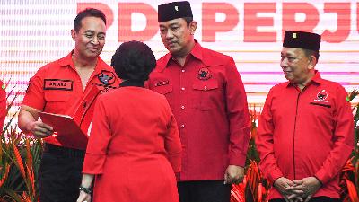 PDI-P General Chair Megawati Soekarnoputri (second from left) presents party decrees to Central Java Governor candidate Andika Perkasa (left), Deputy Governor candidate Hendrar Prihadi (second from right), and Gorontalo Governor candidate Hamzah Isa (right) at the PDI-P Central Board office, Jakarta, August 26.
ANTARA/Hafidz Mubarak A
