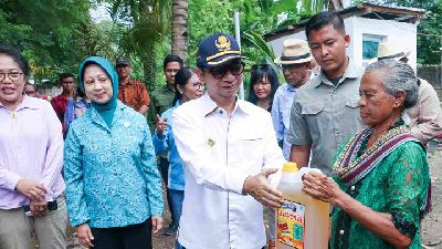 Penjabat Gubernur Nusa Tenggara Timur, Ayodhia G. L. Kalake memberikan bantuan sembako berupa minyak goreng untuk masyarakat yang berpenghasilan rendah.