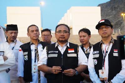 Menteri Agama Yaqut Cholil Qoumas mengecek fasilitas layanan tempat tidur bagi jamaah calon haji Indonesia 1445 H di Arafah, Makkah, Juni 2024. Dok. Kemenag/Hilman Fauzi
