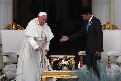 Presiden Joko Widodo (kanan) menerima kunjungan Pemimpin Takhta Suci Vatikan Sri Paus Fransiskus di Istana Merdeka, Jakarta, 4 September 2024. TEMPO/Subekti
