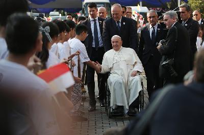 Pemimpin Takhta Suci Vatikan Sri Paus Fransiskus menyapa di Gereja Katedral Jakarta, 4 September 2024. TEMPO/Subekti