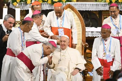 Pemimpin Takhta Suci Vatikan Sri Paus Fransiskus berjabat tangan dengan sejumlah Uskup di Indonesia dalam kunjungannya di Gereja Katedral, Jakarta, 4 Septermber 2024. ANTARA/Sulthony Hasanuddin