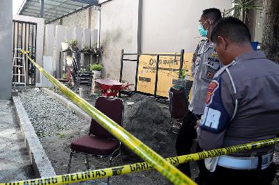 Polisi mengamankan area lemparan bom di rumah kediaman bakal calon Gubernur Aceh Bustami Hamzah di Banda Aceh, Aceh, 2 September 2024.  ANTARA/Irwansyah Putra