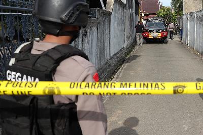 Tim Inafis dan Jihandak Polda Aceh melakukan olah tempat kejadian perkara di rumah kediaman bakal calon Gubernur Aceh Bustami Hamzah yang dilempari bom di Banda Aceh, Aceh, 2 September 2024. ANTARA/Irwansyah Putra