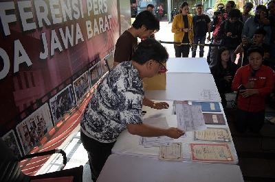 Beberapa dokumen barang bukti tersangka kasus pembunuhan Vina dan Eky Cirebon saat konferensi pers di Polda Jawa Barat di Bandung, 26 Mei 2024. TEMPO/Prima mulia