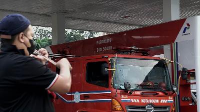 Pengisian bahan bahakr solar di SPBU 34.163.04, Bogor, Jawa Barat. Dok. TEMPO/Cristian Hansen