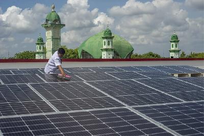 Petugas membersihkan permukaan panel surya yang terpasang di Pasar Gedhe, Klaten, Jawa Tengah, 6 Desember 2023. ANTARA/Aloysius Jarot Nugroho