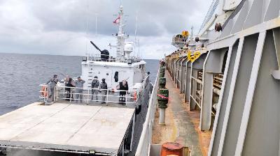 Kapal Negara  Gajah Laut-404 yang dikomandani oleh Letkol Bakamla Agus Tri Haryanto, berhasil melaksanakan pemeriksaan terhadap kapal MV Lakas yang dicurigai membawa barang ilegal di perairan Gorontalo, 16 Agustus 2024. (Foto: Bakamla)