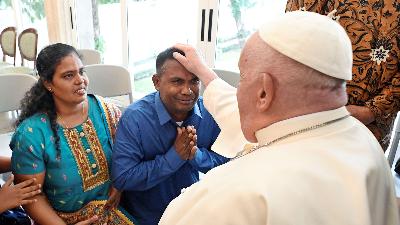 James Suthaharan bertemu Paus Fransiskus di Jakarta, Kedutaan Besar Vatikan, Jakarta, 3 September 2024. Vatican Media/Handout via Reuters 