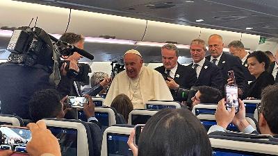 Paus Fransiskus meyapa sejumlah jurnalis yang turut terbang bersamanya dari Roma ke Jakarta, di dalam pesawat Italian Airways, 2 September 2024. Tempo/Francisca Christy Rosana