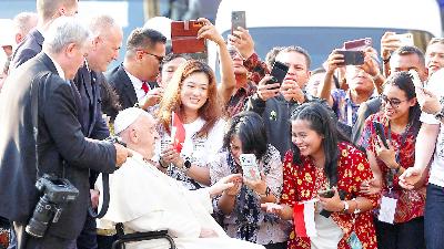 Paus Fransiskus menyapa umat katolik di luar Gereja Katedral di Jakarta, 4 September 2024. Reuters/Guglielmo Mangiapane