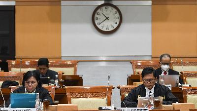 Sejumlah calon Hakim Agung dan calon Hakim Adhoc Hak Asasi Manusia (HAM) Mahkamah Agung mengerjakan makalah di ruangan Komisi III DPR, Gedung Parlemen, Jakarta, 26 Agustus 2024. Antara/Aditya Pradana Putra